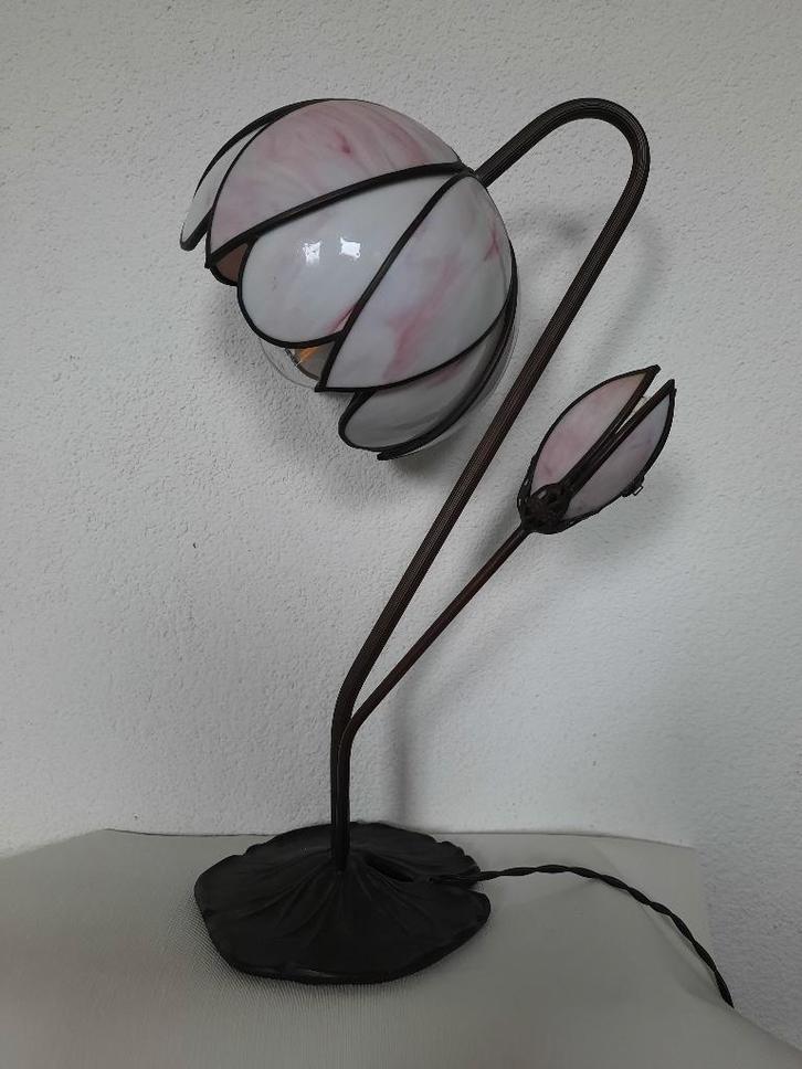 bronskleurige tafel lamp met lelie kap in tiffany stijl, Huis en Inrichting, Lampen | Tafellampen, Gebruikt, Minder dan 50 cm