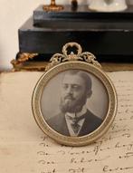 Antiek rond fotolijstje met lauwerkrans / strik fotolijst, Ophalen of Verzenden