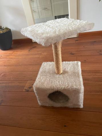 Kattenkrabpaal van cremekleurig pluche beschikbaar voor biedingen