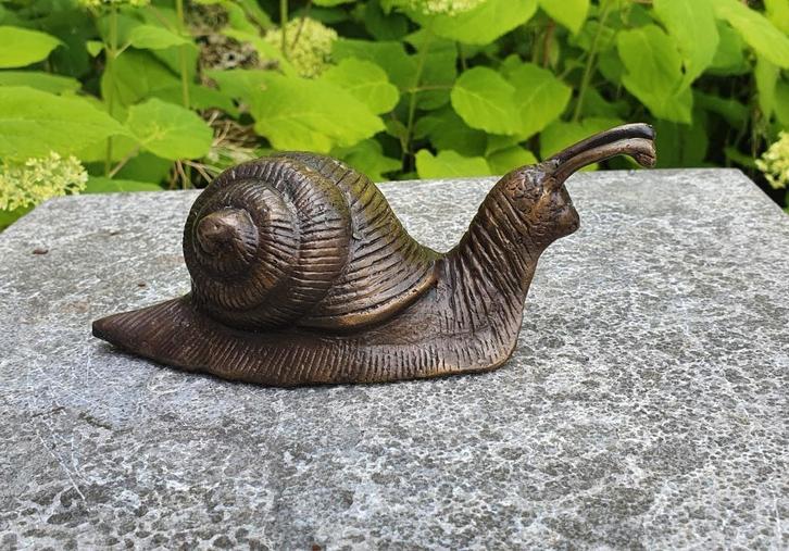 Slak / bronzen beeld / 16 cm lang, Tuin en Terras, Tuinbeelden, Nieuw, Dierenbeeld, Ophalen of Verzenden