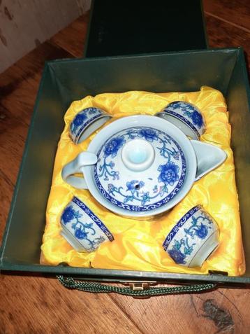 Chinees theeserviesje beschikbaar voor biedingen