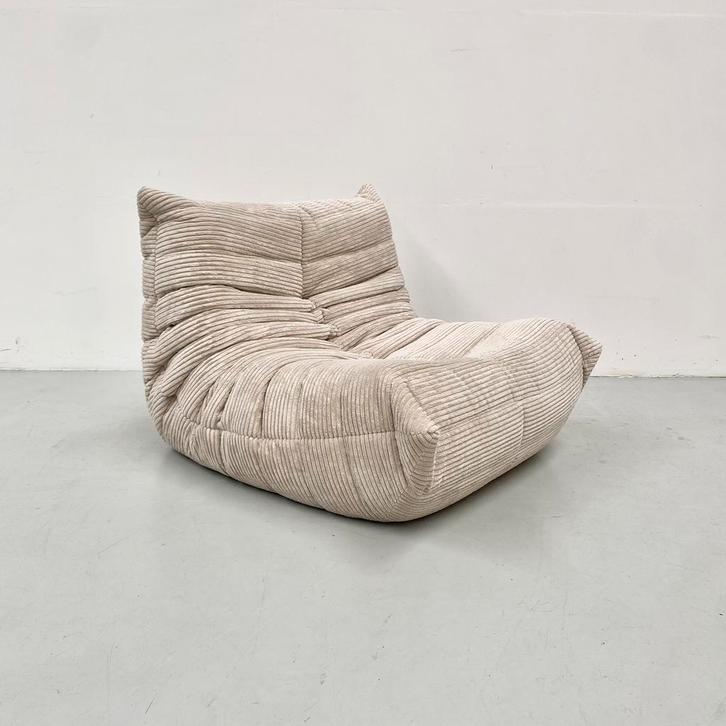 Togo Chair in Beige Cord attributed to Ducaroy - Ligne Roset, Huis en Inrichting, Fauteuils, Zo goed als nieuw, Stof, 75 tot 100 cm