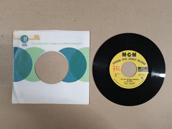 Single: Billy Walker - She Goes Walking Through (1970) USA, Cd's en Dvd's, Vinyl Singles, Gebruikt, Pop, 7 inch, Verzenden