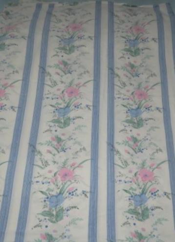 Vintage lap stof wit met blauwe strepen en bloemen beschikbaar voor biedingen
