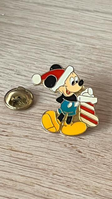 Mickey Mouse Kerst Pin beschikbaar voor biedingen