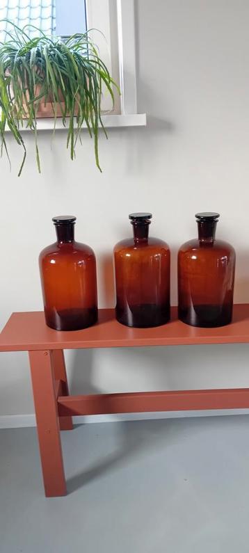 Drie grote vintage apothekers potten beschikbaar voor biedingen