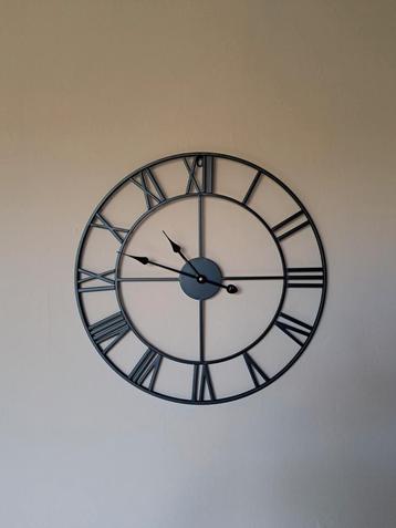 Gave wandklok  beschikbaar voor biedingen