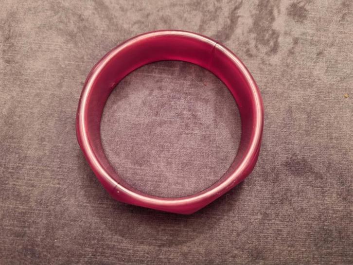 roze plastic brede armband (voor goede doelen), Sieraden, Tassen en Uiterlijk, Armbanden, Gebruikt, Kunststof of Plastic, Roze