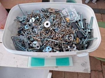 Grote partij bouten, moeren, schroeven (+/- 50kg) beschikbaar voor biedingen