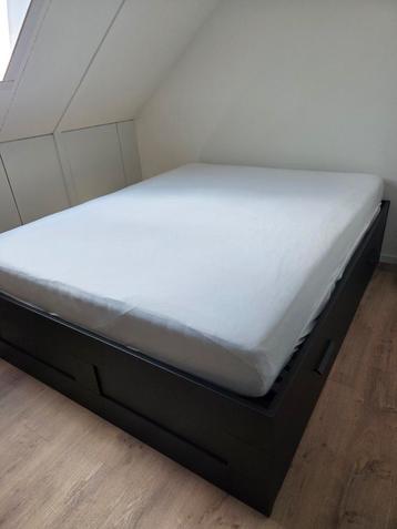 Boxspring met ombouw en 4 grote lades beschikbaar voor biedingen
