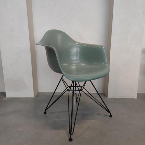 Vitra Eames DAR - Sea Foam Green stoel, Antiek en Kunst, Antiek | Meubels | Stoelen en Banken, Ophalen of Verzenden
