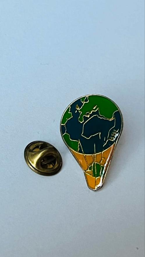 Wereldbol luchtballon pin, Verzamelen, Speldjes, Pins en Buttons, Zo goed als nieuw, Ophalen of Verzenden