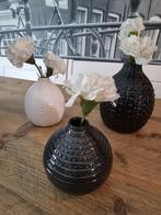 3 decoratieve vaasjes met nepbloemen, Zwart, Aardewerk of Porselein, Ophalen of Verzenden, Zo goed als nieuw