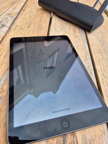 Mini iPad 2 met frame voor in een winkel beschikbaar voor biedingen