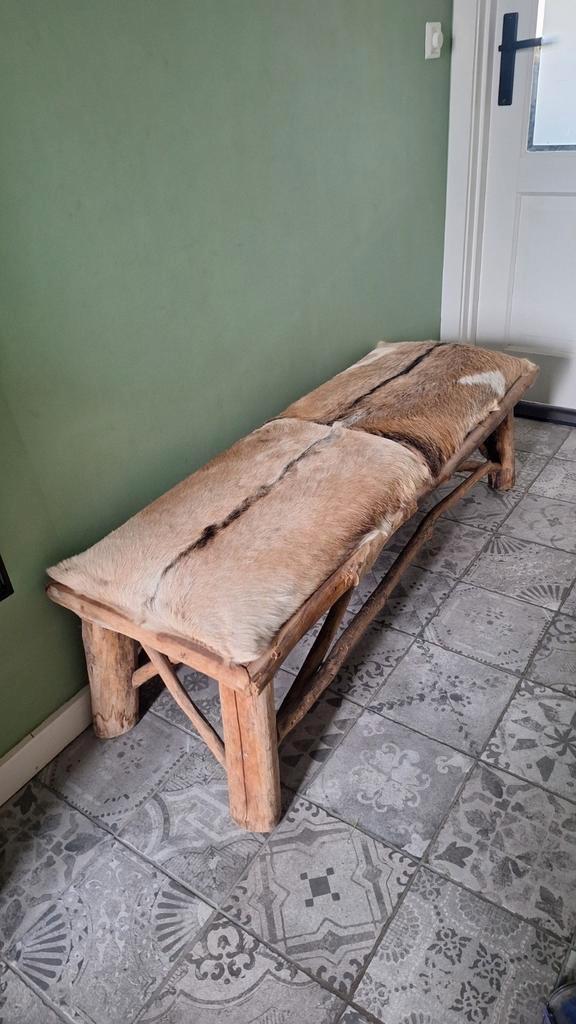 Uniek robuust bankje met echte koeienhuid,125cm lang, Huis en Inrichting, Banken | Sofa's en Chaises Longues, Zo goed als nieuw