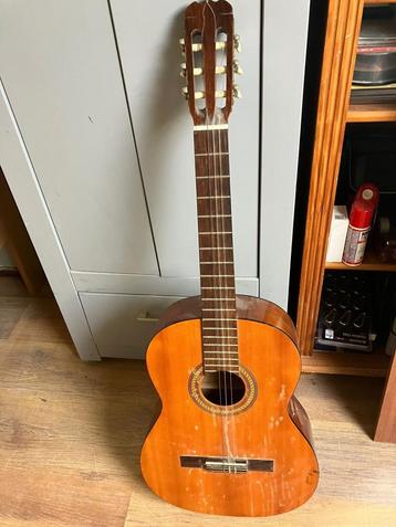 Gitaar Klassiek te koop beschikbaar voor biedingen