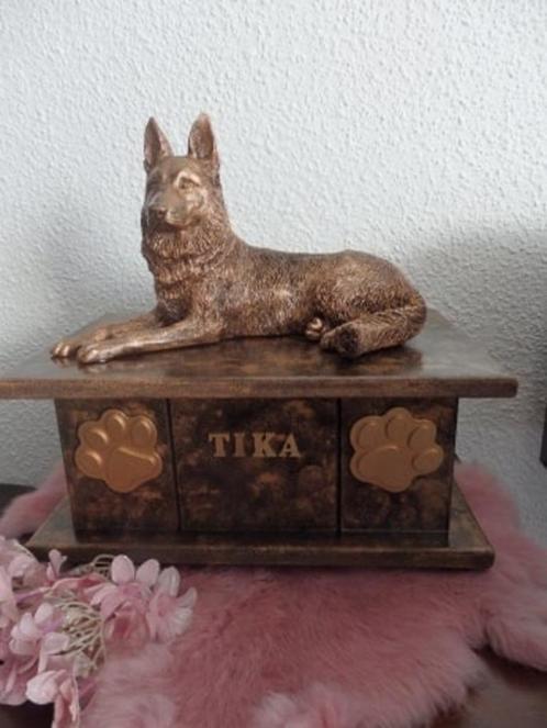 Herdershond beeld liggend of met vleugels op urn als set, Dieren en Toebehoren, Honden-accessoires, Nieuw, Ophalen of Verzenden