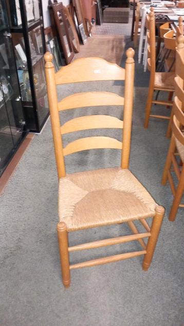 4 houten boeren stoelen met gematte zitting beschikbaar voor biedingen