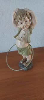 Hoelahoepend kindje. Heel leuk beeldje. 32 cm hoog., Kunststof, Overige kleuren, 25 tot 50 cm, Ophalen of Verzenden