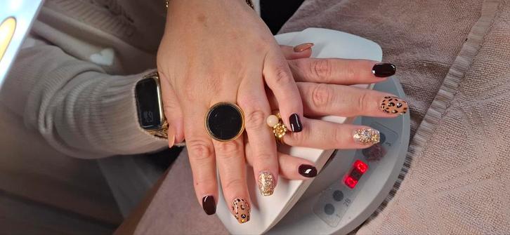 Ik heb een nagels salon aan huis, Sieraden, Tassen en Uiterlijk, Uiterlijk | Cosmetica en Make-up, Zo goed als nieuw, Handen en Nagels