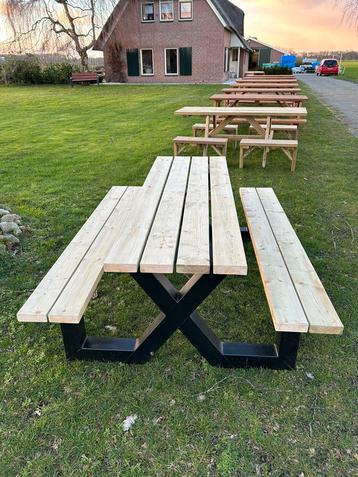 Tuintafel met metalen frame  beschikbaar voor biedingen
