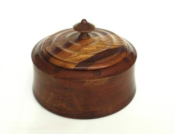 Antiek houten tabakspot. beschikbaar voor biedingen