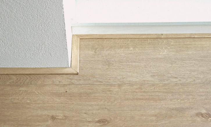 Kliklaminaat licht eiken pvc. 50 - 90 m2, Doe-het-zelf en Verbouw, Plinten en Afwerking, Zo goed als nieuw, Plinten, Mdf, 200 tot 250 cm