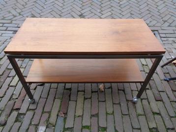 VINTAGE  T V TAFEL op wielen beschikbaar voor biedingen