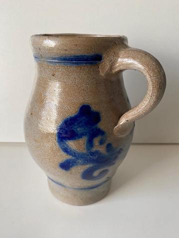 Kan met oor van Keuls aardewerk, 1 liter beschikbaar voor biedingen