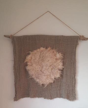 Wandkleed, wandhanger, shabbydoek en schapenwol beschikbaar voor biedingen
