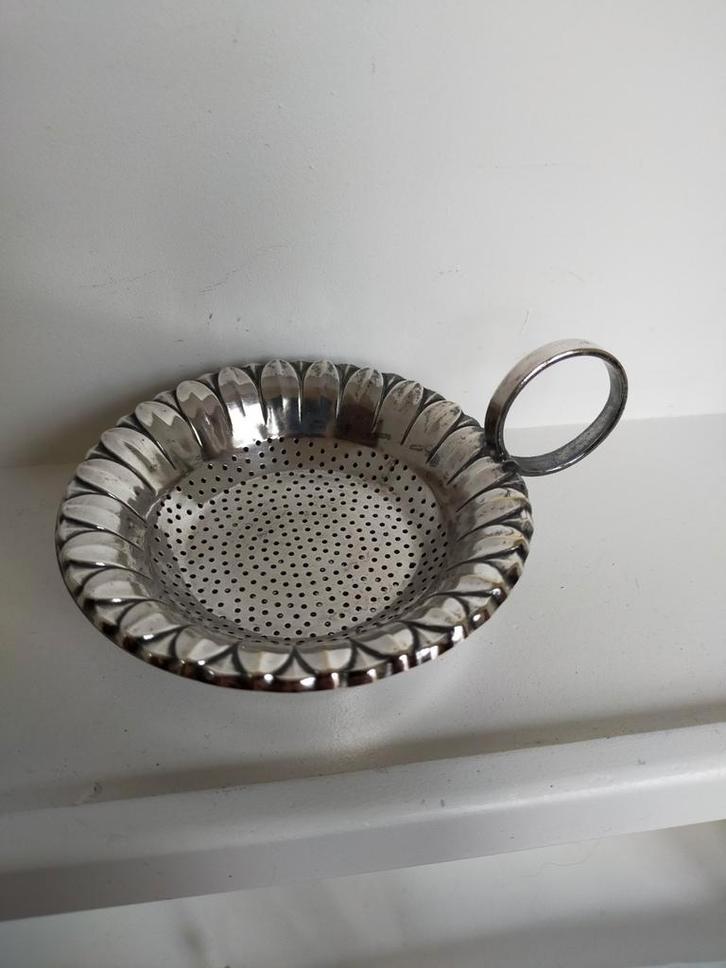 Verzilverd theezeefje met lekbakje, +prachtige bloemblaadjes, Antiek en Kunst, Antiek | Goud en Zilver, Ophalen of Verzenden