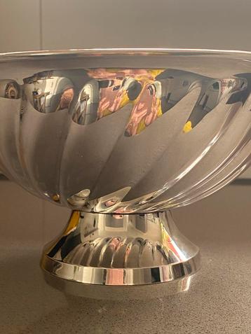 Verzilverde Bowl op Voet met Golvend Reliëf beschikbaar voor biedingen