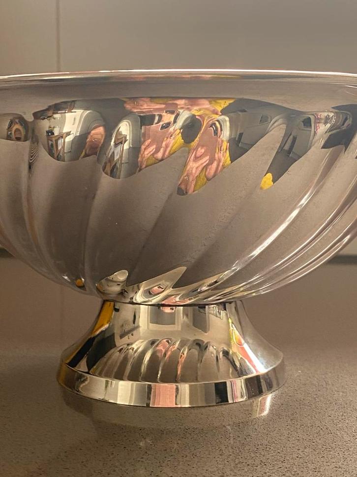 Verzilverde Bowl op Voet met Golvend Reliëf, Antiek en Kunst, Antiek | Schalen, Ophalen of Verzenden