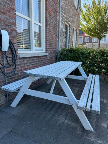 Picknick tafel beschikbaar voor biedingen