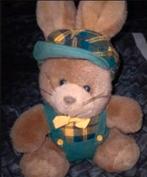 Konijn knuffel konijntje met pet tuinbroek strik groen geel, Ophalen of Verzenden, Zo goed als nieuw