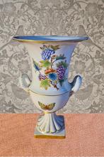 Herend Queen Victoria vaas op voet- 24-karaats accenten., Antiek en Kunst, Antiek | Porselein, Ophalen of Verzenden