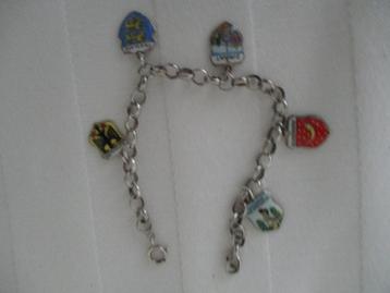 zilver armbandje met wapentjes eraan beschikbaar voor biedingen