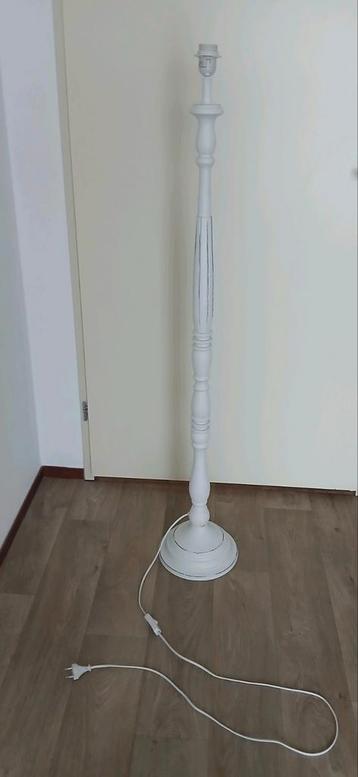 Witte vloerlamp (zonder lampenkap) beschikbaar voor biedingen