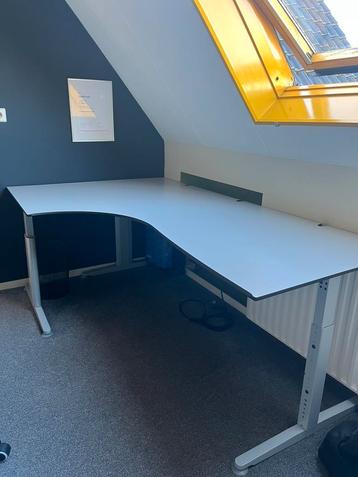 Bureau tafel met stekkerdoos. beschikbaar voor biedingen