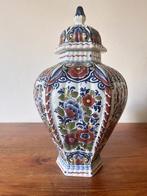 Dekselvaas / Urn -  Geribde vaas met florale motieven, Antiek en Kunst, Ophalen of Verzenden