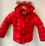 Rode gewatteerde Winterjas Mt 128 Capuchon en Riem, Meisje, Bomboogie, Ophalen of Verzenden, Zo goed als nieuw