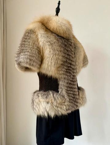 Designer nieuwe bontjas M 38/40 (IT46) twv 2.600 zilver vos beschikbaar voor biedingen