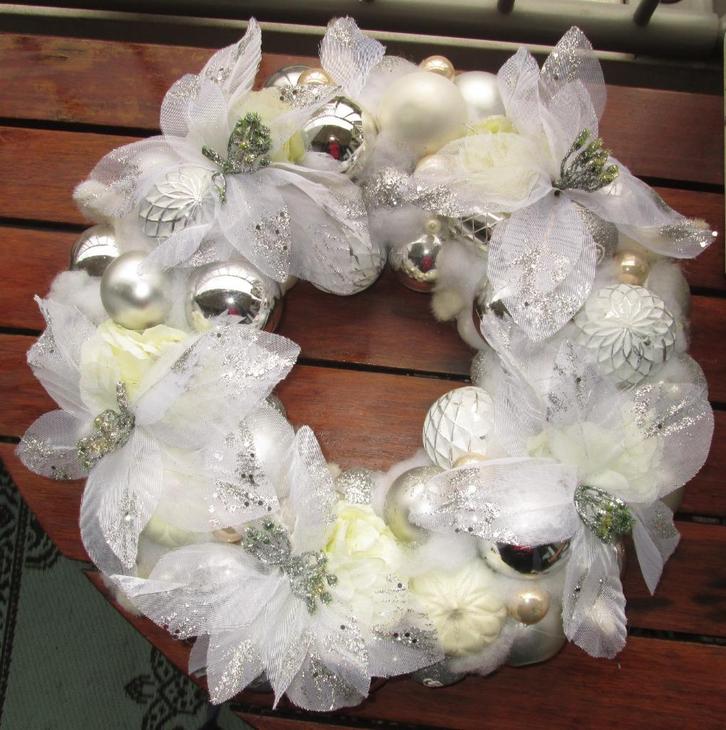 Nieuwe Sneeuwwitte Kerst Krans 44 cm Diverse Materialen, Huis en Inrichting, Woonaccessoires | Kransen, Nieuw, Ophalen of Verzenden