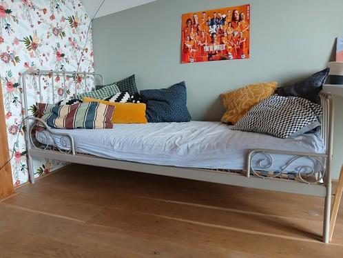 Leuk grijs meisjesbed met lattenbodem, Kinderen en Baby's, Kinderkamer | Bedden, Zo goed als nieuw, 180 cm of meer, 85 tot 100 cm
