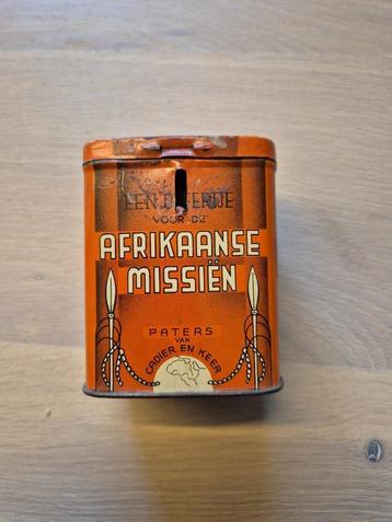 Oud collecteblikje voor de Afrikaanse missiën beschikbaar voor biedingen