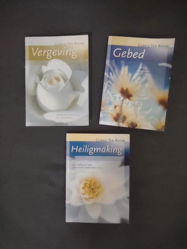 3 kleine boekjes van Corrie ten Boom. Gebed,  vergeving, ea, Boeken, Godsdienst en Theologie, Zo goed als nieuw, Ophalen of Verzenden