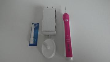 Nieuwe roze elektrische tandenborstel met borstel en oplader beschikbaar voor biedingen