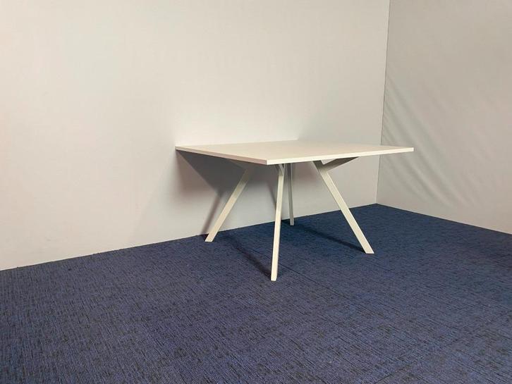 Vergadertafel Voortman, wit blad, wit frame, 120 x 120 cm., Huis en Inrichting, Bureaus, Gebruikt, Ophalen