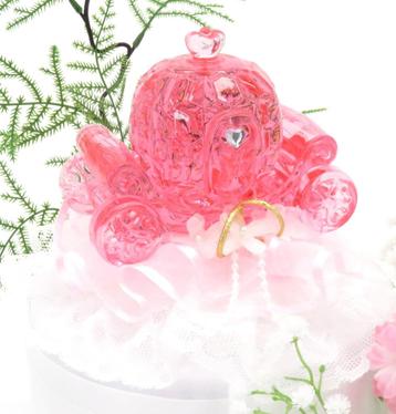 Zeer luxe roze kristal koets als taarttopper. beschikbaar voor biedingen