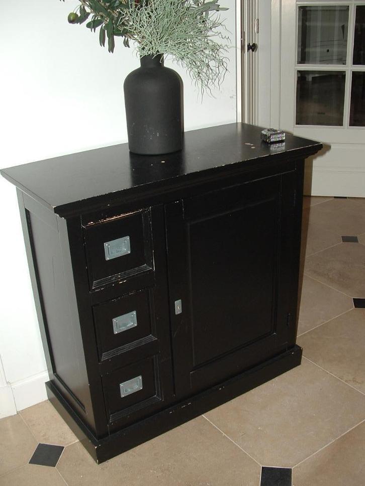 Ophalen in Gorinchem! Richmond zwart halkastje, kastje, Huis en Inrichting, Kasten | Ladekasten, Gebruikt, Minder dan 100 cm, 50 tot 100 cm